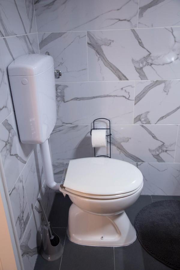 Studio Apartman Suburban Visnjevac ภายนอก รูปภาพ